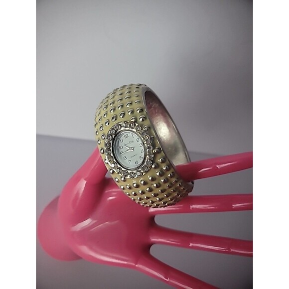Jessica Carlyle Accessories - Vintage Jessica Carlyle Bangle Bracelet Wristwatch Watch Beige Silver Tone